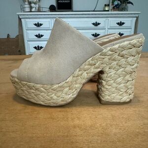 *NWOT* LULUS | Nude Suede Raffia Platform Heel/Sandal